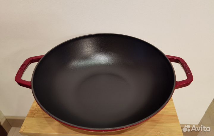 Сковорода-вок чугунная с крышкой 30 см Staub