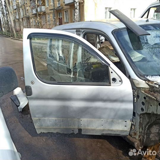 Передняя правая дверь на Ситроен Берлинго м59
