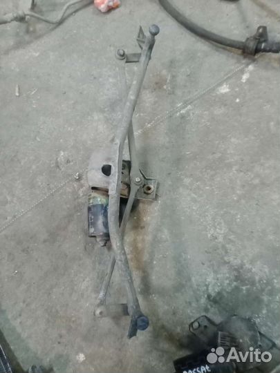 Трапеция стеклоочистителей Audi80