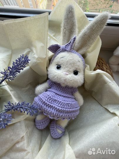 Вязаный зайка в платье. Амигуруми