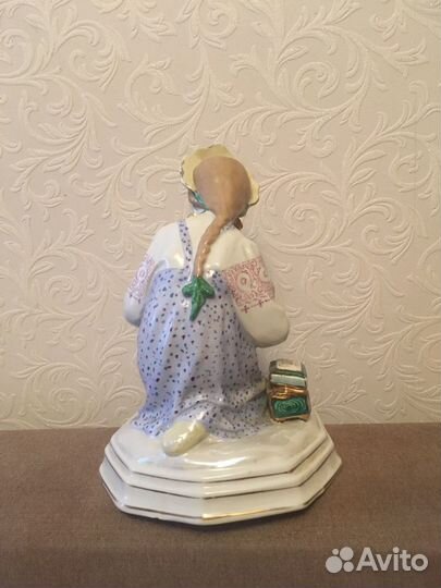 Фарфоровая статуэтка