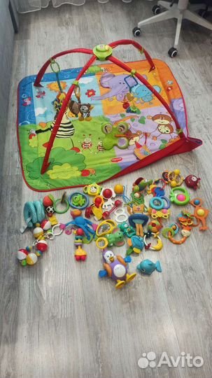 Развивающий коврик tiny love и игрушки