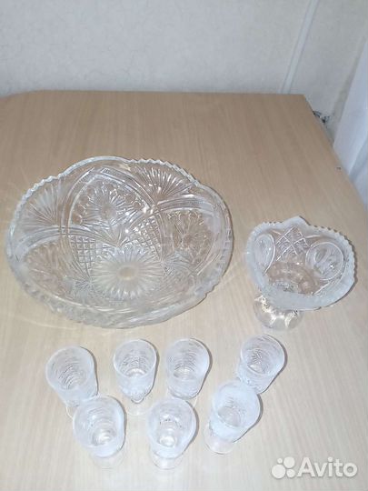 Хрусталь. Ваза, рюмки