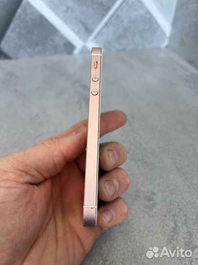 iPhone SE, 32 ГБ