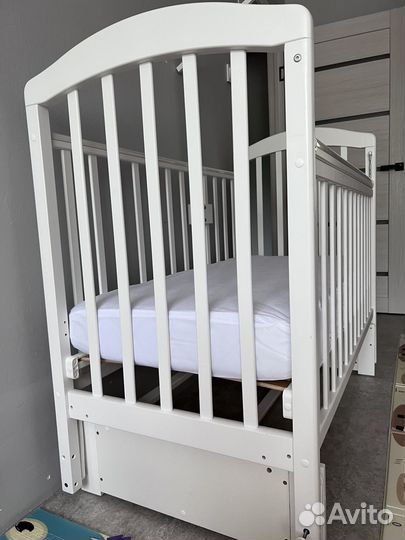 Детская кровать с маятником