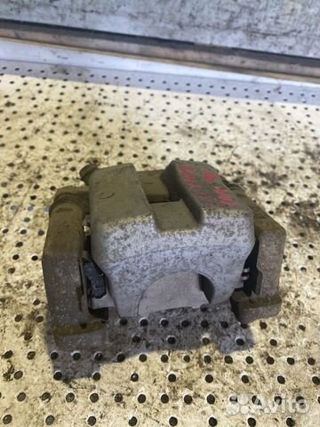 Суппорт тормозной задний левый Toyota Camry