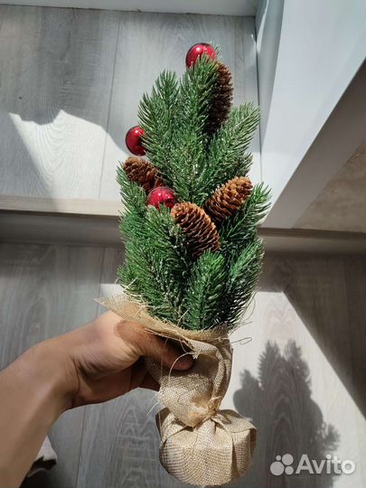 Маленькая декоративная елка настольная