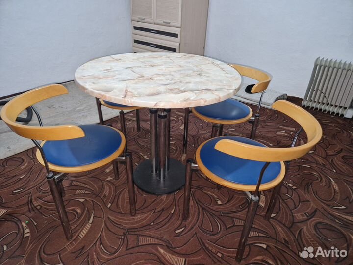 Стол и стулья