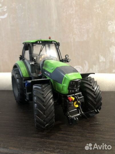 Подарок к Новому году модель трактора deutz-fahr