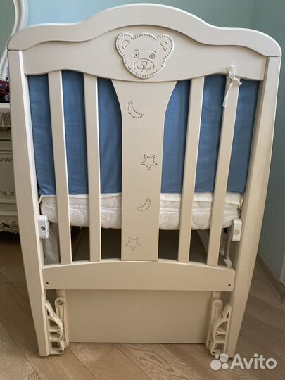 Детская кроватка с маятником