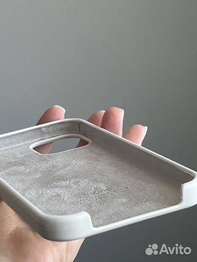 Белый чехол на iPhone 13