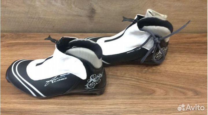 Ботинки для беговых лыж Atomic 38 крепление SNS