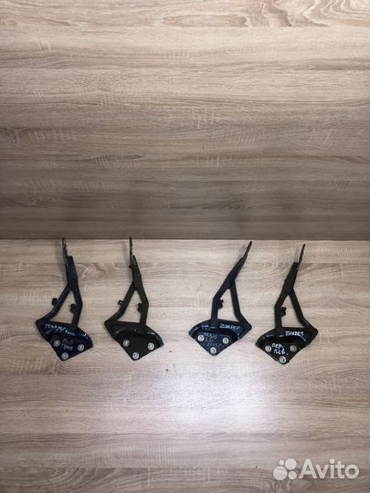 Петля капота Фольксваген Тоуарег 2004