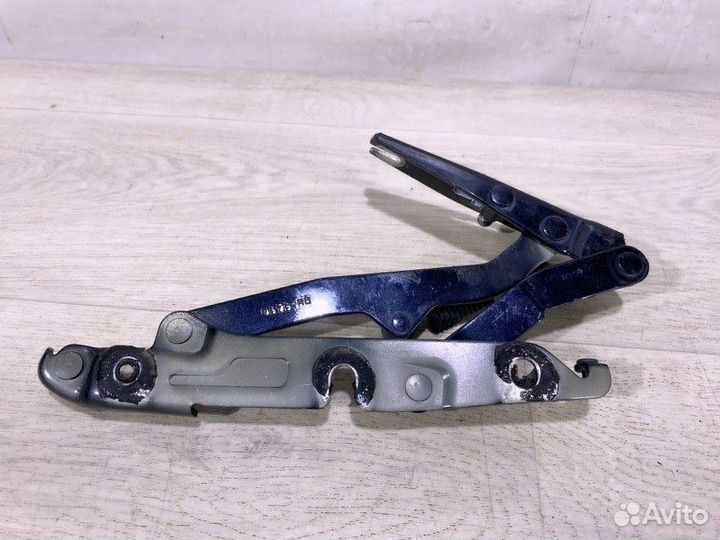 Петля крышки багажника правая Volkswagen Jetta