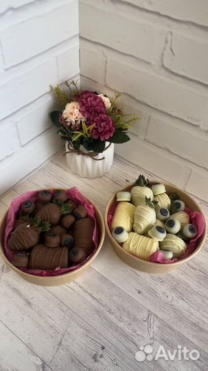 Клубника в бельгийском шоколаде, банан в шоколаде