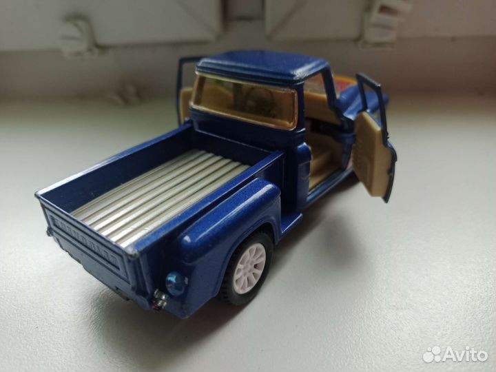 Модель автомобиля Kinsmart 1:36