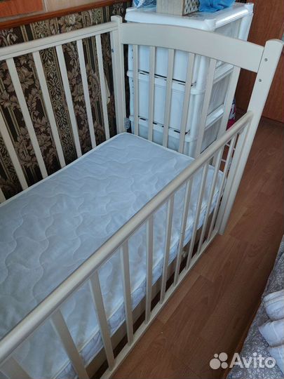 Детская кроватка с продольным маятником