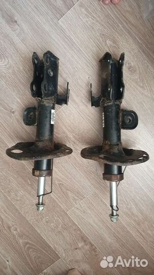 Амортизаторы стойки подвески toyota auris kyb