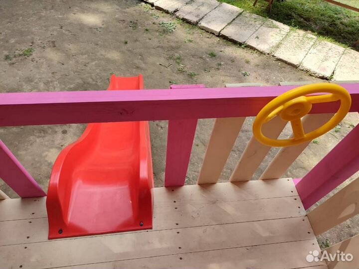 Детский деревянный домик на сваях