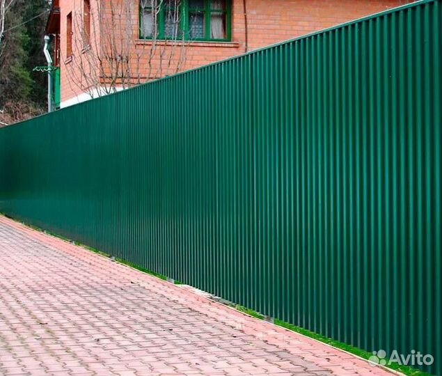 Забор металлический с металлическими столбами быст