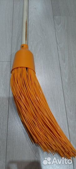 Метла пластиковая деревянный черенок