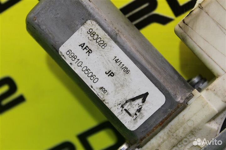 Стеклоподъемник передний правый Toyota Avensis