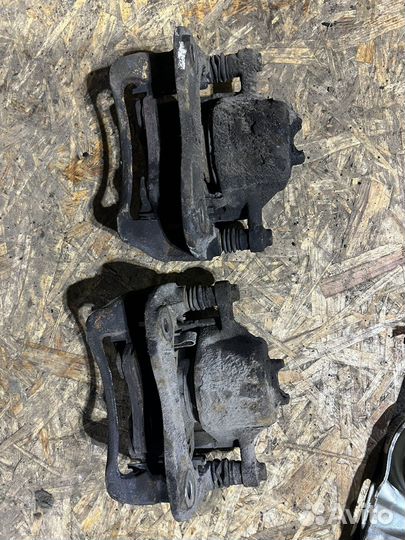 Суппорт передний правый со скобой Hyundai Solaris