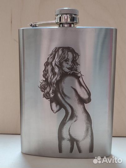 Фляжка с девушкой