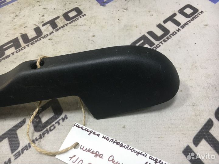 Накладка направляющей сиденья левая Шкода Октавия
