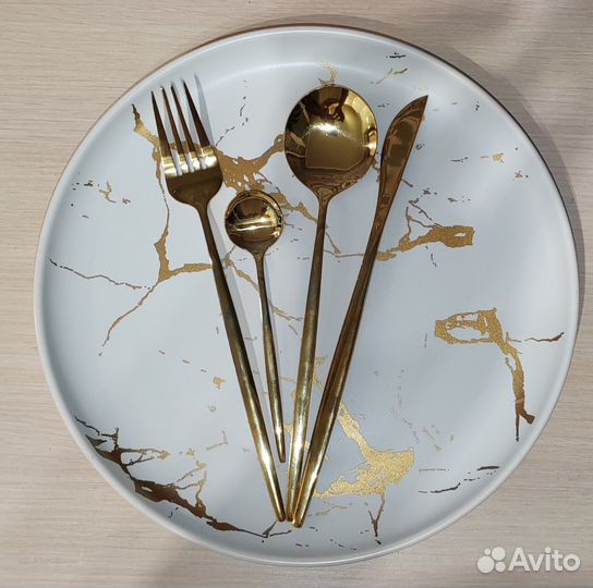 Тарелка белая с золотым рисунком под мрамор