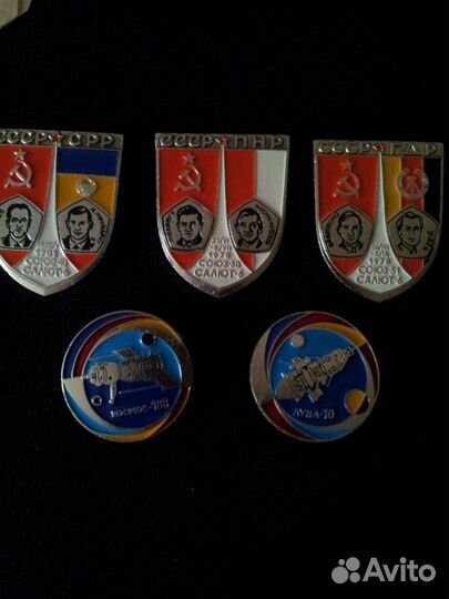 Наборы значков серии 