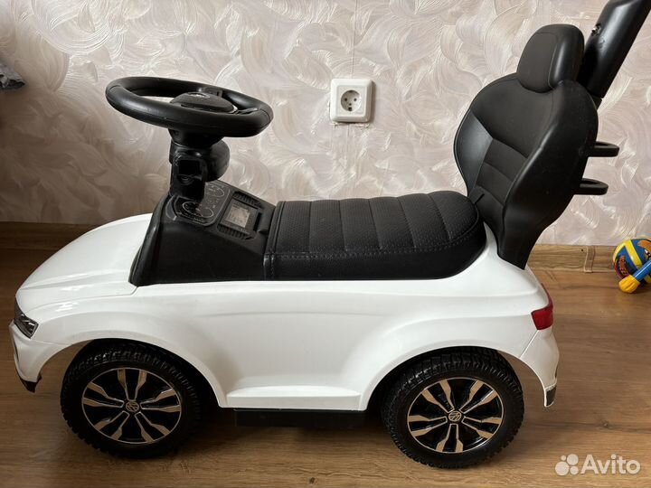 Машинка-каталка толокар с ручкой