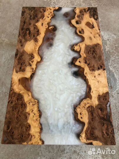 Стол из массива карагача река