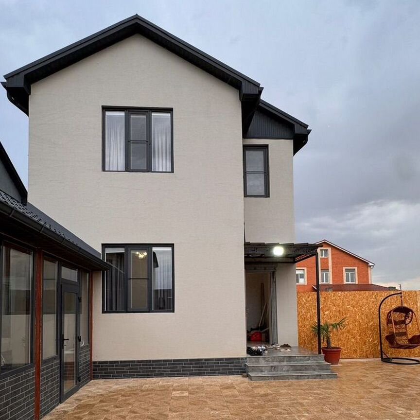 Түнгі көйлекпен ұйықтап жатқан әйелдің суреті