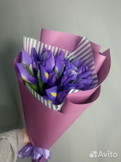 Букет из 11 синих ирисов