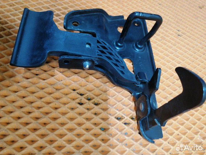 Крюк замка капота Audi A6 C6 4F ccea 2010