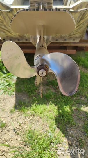 Лодка болотоход с мотором