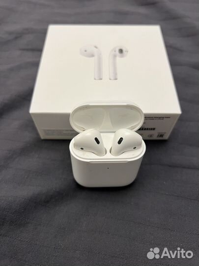 Наушники Apple AirPods with Charging Case