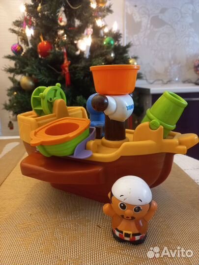 Кораблик пиратский Tomy для купания