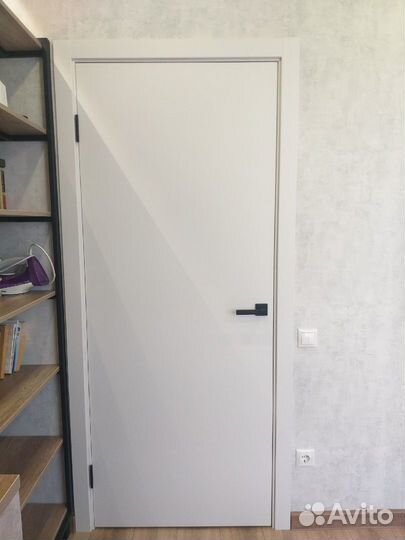 Межкомнатная дверь белая глухая