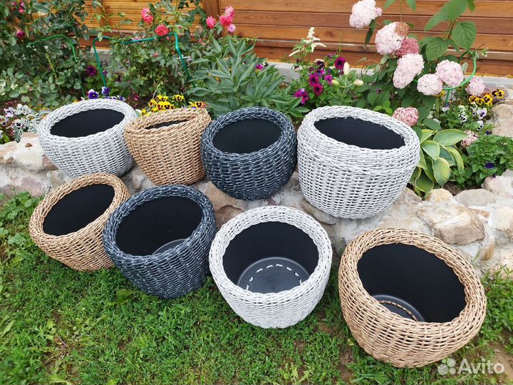 Кашпо из искусственного ротанга