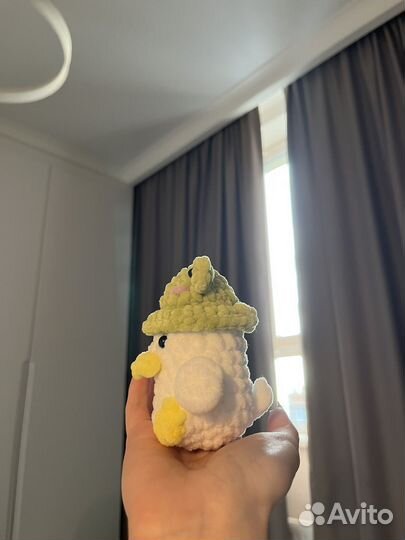 Вязаная игрушка утка в шляпе лягушки