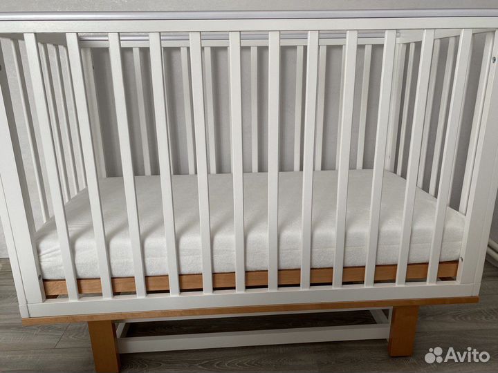 Детская кроватка с маятником и матрасом