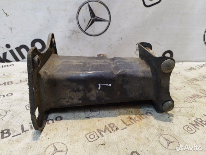 Кронштейн усилителя бампера передний левый