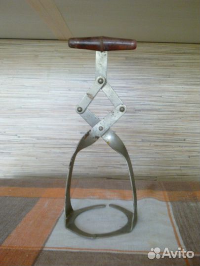 Кухон утварь- тесторезка,мельница,захват,кусачки