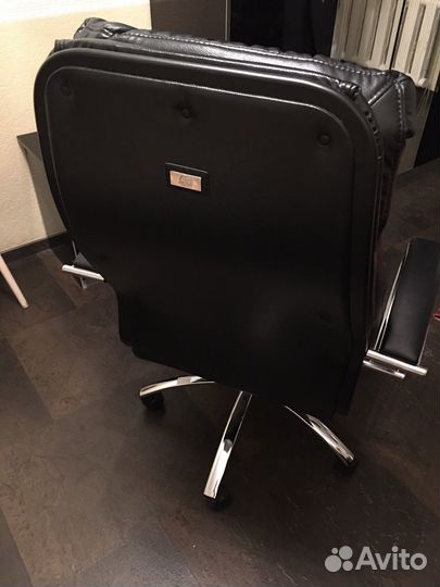 Кожаное кресло бу