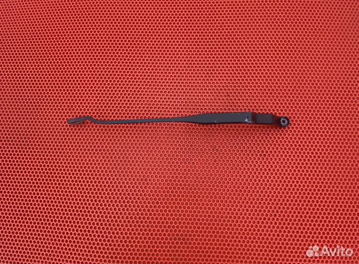 Правый поводок стеклоочистителя Mitsubishi Carisma