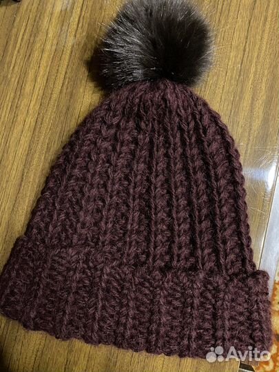 Шапка женская вязаная с помпоном из меха енота