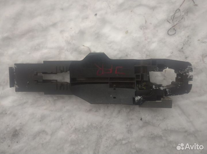 Внутренняя часть дверной ручки Nissan Juke