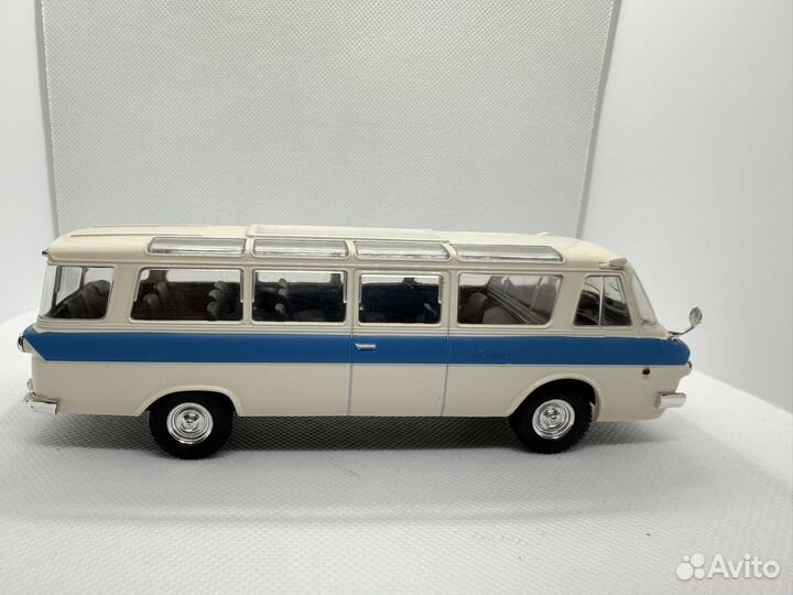 Две модели автомобиля ЗИЛ-118